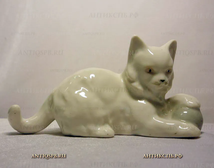 Статуэтка фарфоровая "Кошка с мячом". Сер. ХХ века. №11507