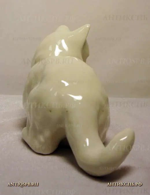 Статуэтка фарфоровая "Кошка с мячом". Сер. ХХ века. №11507