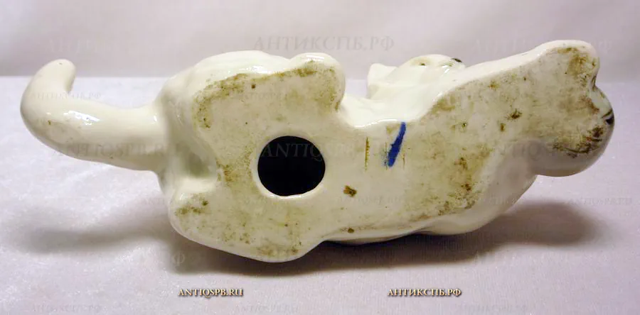 Статуэтка фарфоровая "Кошка с мячом". Сер. ХХ века. №11507