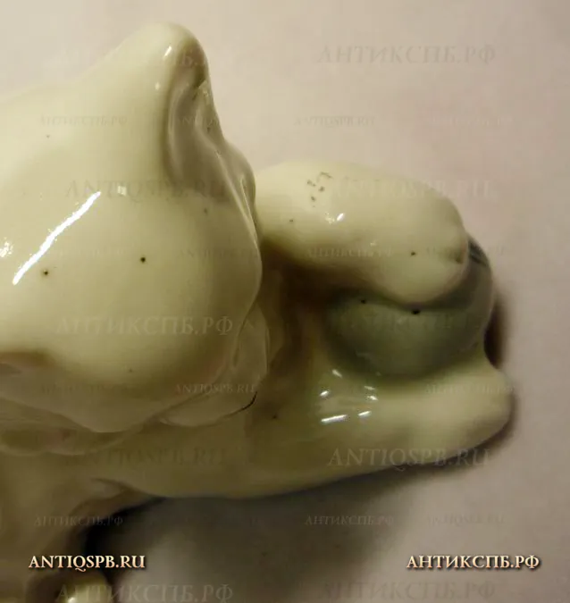 Статуэтка фарфоровая "Кошка с мячом". Сер. ХХ века. №11507