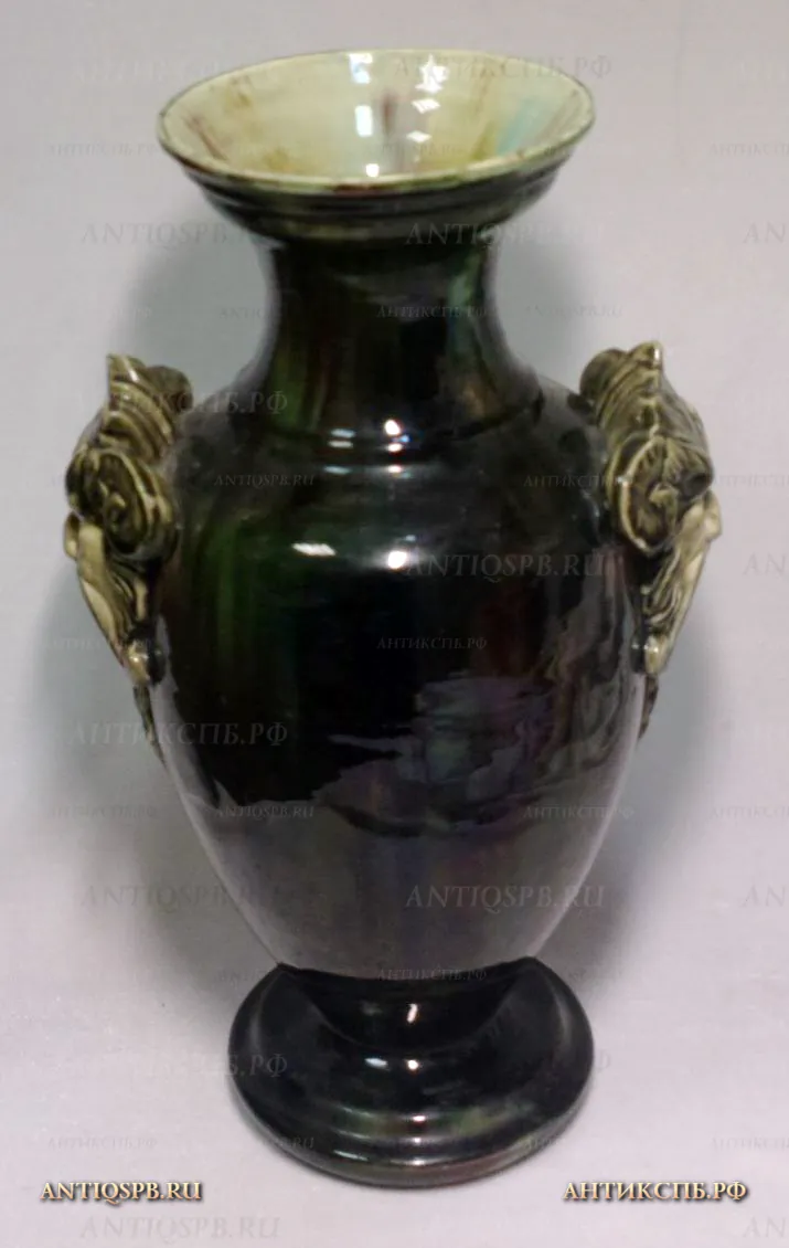 Ваза фаянсовая, барельефное изображение. Перв. пол. ХХ века. Европа. №17628 
