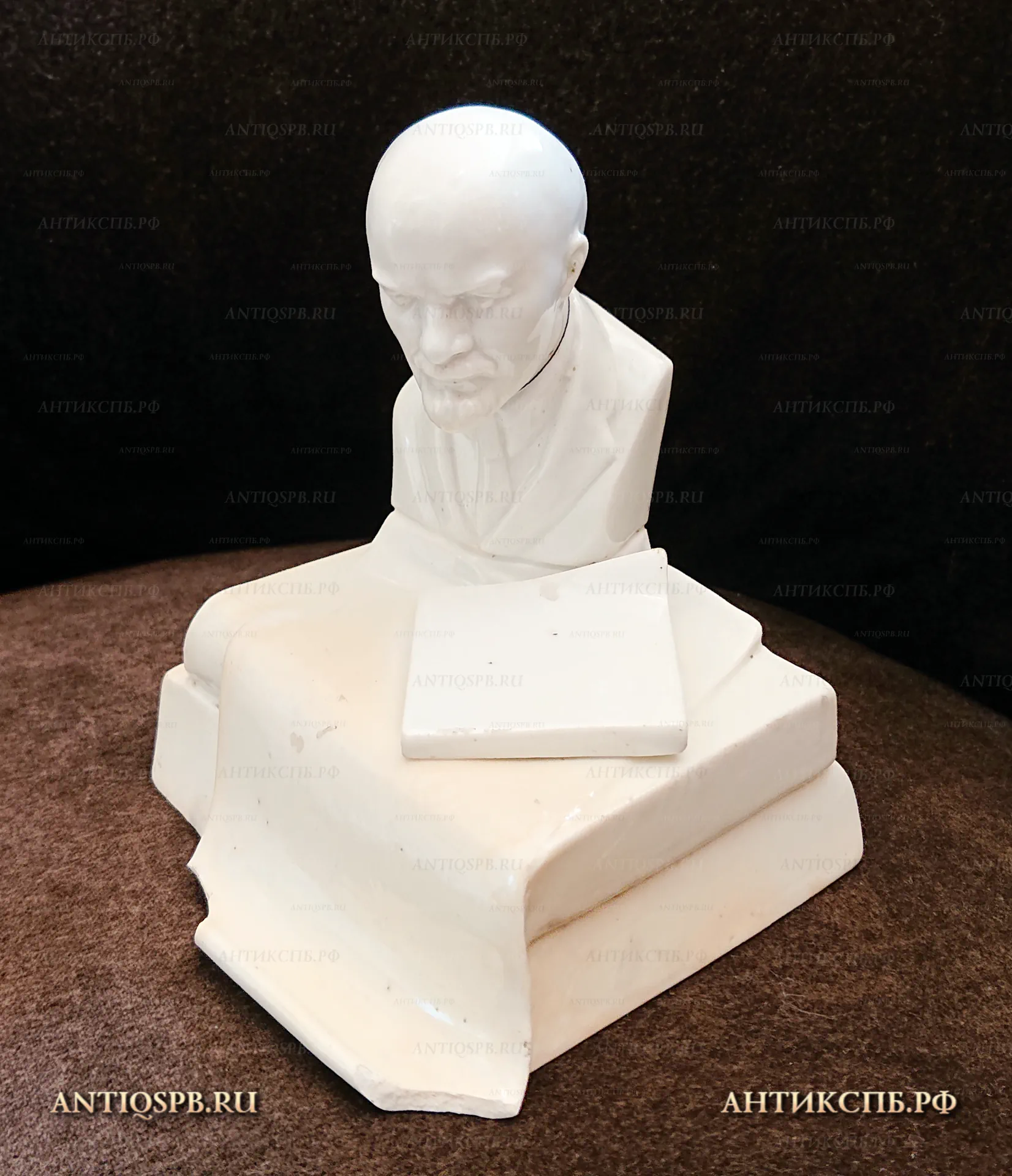 Чернильница фарфоровая "Бюст Ленина". СССР. Перв. пол. ХХ века. Государственный Ленинградский Фарфоровый Завод.№17911
